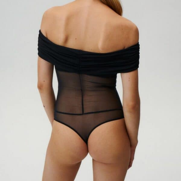 UNDRESS CODE - LIBRA Bodysuit Photo d'une Femme de Dos portant un Body Epaules Nues en Résille avec un Drapé en Viscose Opaque au niveau de la Poitrine et des Bras couleur Noir