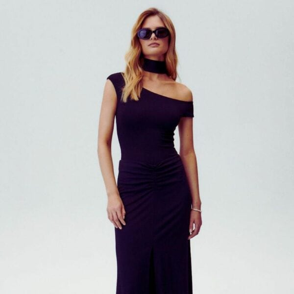 UNDRESS CODE - Body String VIRGO Photo d'une Femme de Devant portant un Body Opaque Asymétrique et une Jupe Longue couleur Noir