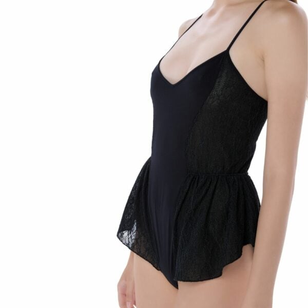VALNUE MUSE - Teddy Noah Détail d'une Photo d'une Femme de 3/4 portant une BabyDoll en Dentelle couleur Noir
