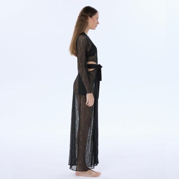 Foto de una mujer de perfil con un vestido de encaje negro que se ata por delante