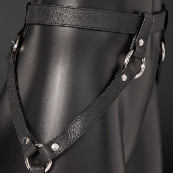 Foto Detalle Packshot lateral Piel de vaca negra Harrnais Hebillas y anillas plateadas Correas