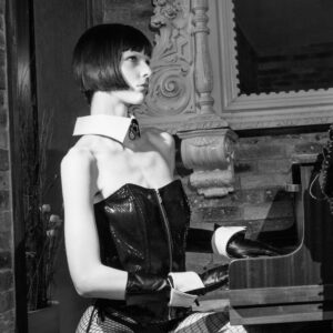 Photo Femme Corset Serpens Cuir Noir et Collier Bondage Cuir Blanc