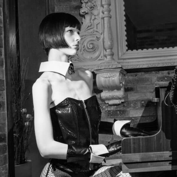 Photo Femme Corset Serpens Cuir Noir et Collier Bondage Cuir Blanc