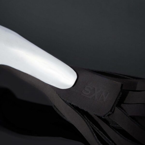 Photo Packshot Peitsche Monarch Schwarz aus Rindsleder und Metall Detail Griff