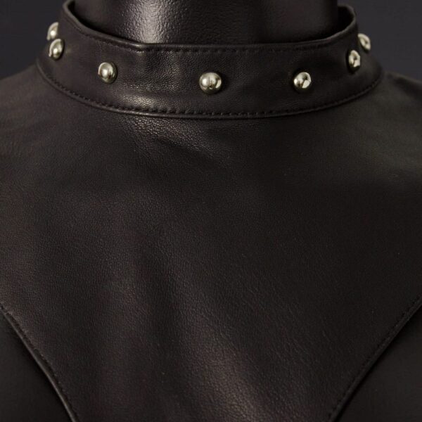 Photo Mannequin Body Ouvert en Cuir Mouton Noir Détail sur Col Cuir Noir avec Clou