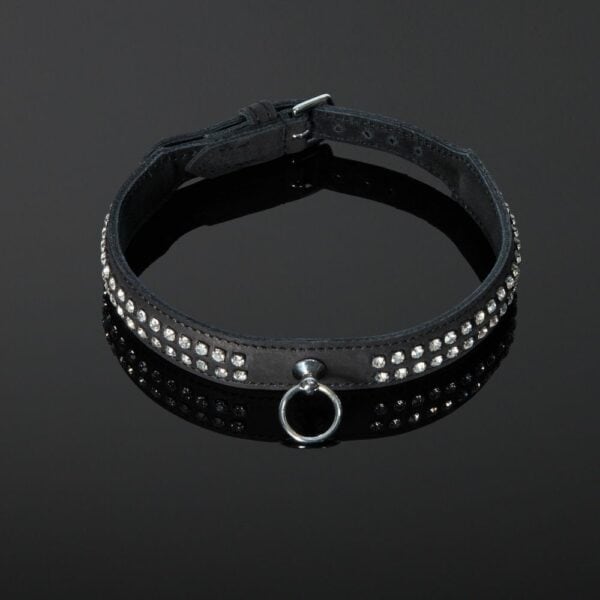 Packshot Chocker Bondage Nubukleder Schwarz mit Kristallen und Metallring