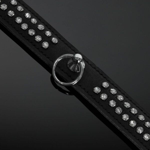 Packshot Chocker Bondage Nubukleder Schwarz mit Kristallen und Metallring