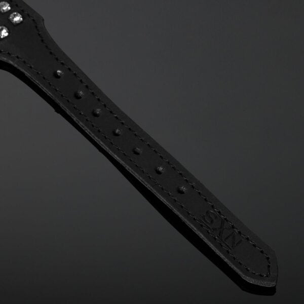 Packshot Chocker Bondage Nubukleder Schwarz mit Kristallen und Metallring