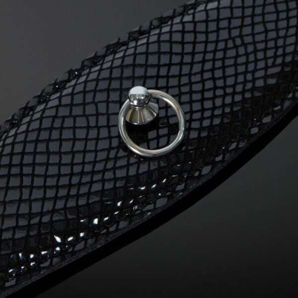 Packshot Collier Bondage Cuir Embossé Vachette Noir Serpens Brillant et O-Ring en Métal