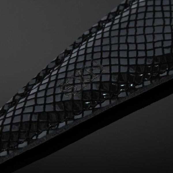 Packshot Collier Bondage Cuir Embossé Vachette Noir Serpens Brillant et O-Ring en Métal