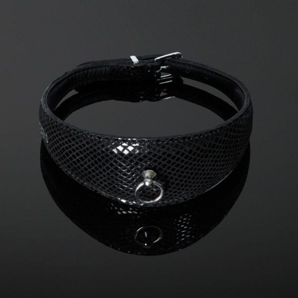 Packshot Collier Bondage Cuir Embossé Vachette Noir Serpens Brillant et O-Ring en Métal