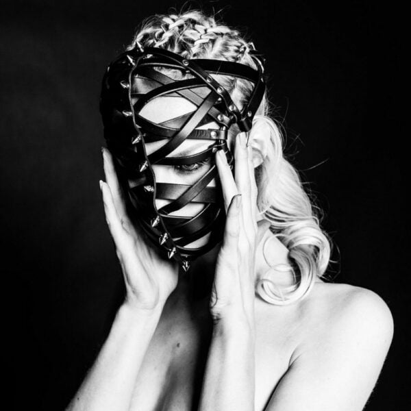 Detailfoto Maske Schwarz Leder Bondage mit Stacheln und Lederriemen