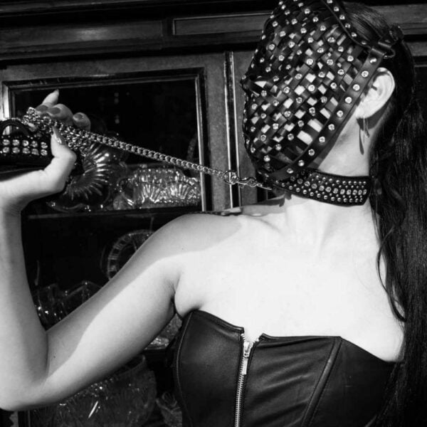 Photo d'une Femme portant un Collier Bondage en Cuir Nubuck Noir et Cristaux et Petit Anneau en Métal