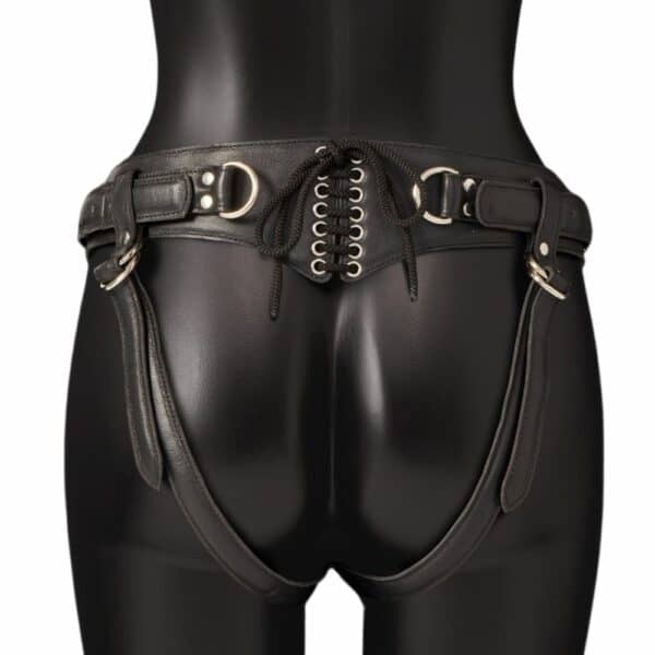 Foto Rückenmodel Harnrais Strap-On aus schwarzem Rindsleder mit Gurten und Metallring.