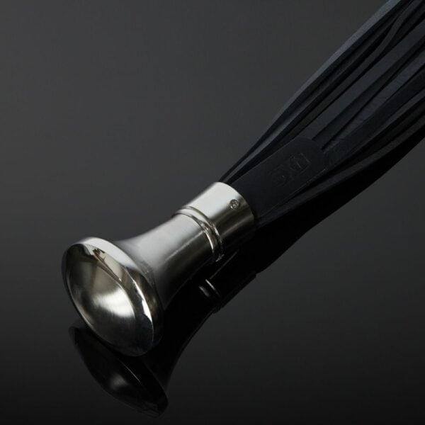 Detail of the Packshot of a Swift with Black Leather Straps and Silver Metal Handle