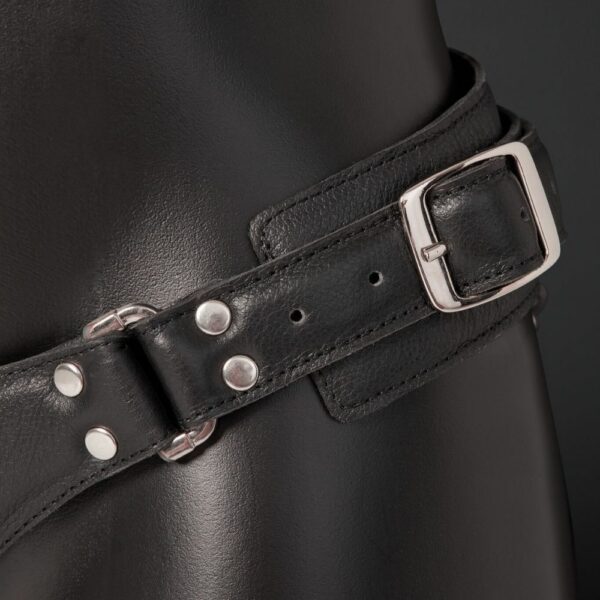 Schaufensterpuppe mit Profil Detail Schnalle Seite Packshot Strap-On aus schwarzem Rindsleder mit Gurten und einem Metallring.