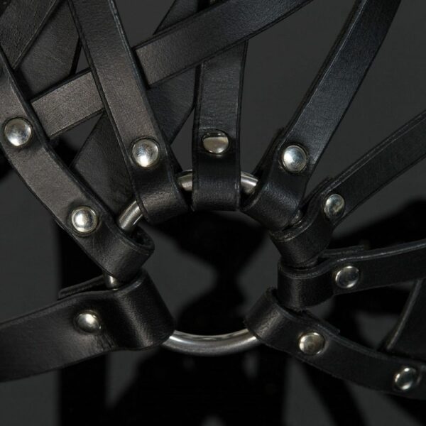 Packshot-Detail der Seite einer Maske aus Lederriemen in Schwarz mit silbernen Stacheln