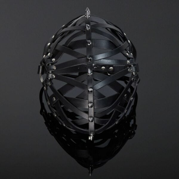 Packshot der Vorderseite einer Maske aus Lederriemen in Schwarz mit silbernen Spikes