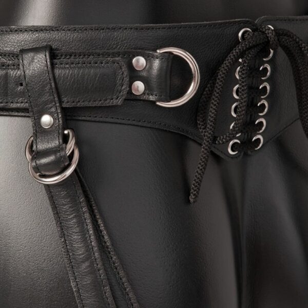 Profilbild einer Schaufensterpuppe mit Rückendetails Strap-On-Verschluss aus schwarzem Rindsleder mit Bändern und Metallring.
