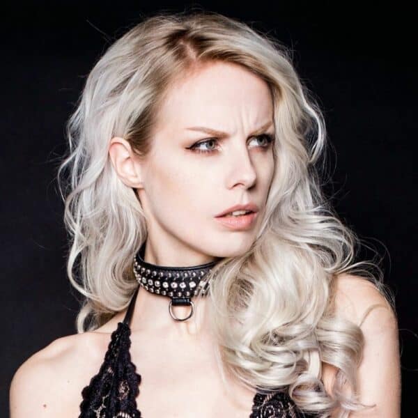 Photo Gros Plan d'une Femme avec un Collier Bondage Cristaux