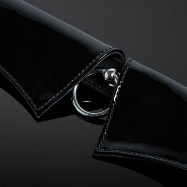 Photo Packshot Détail Attache Métal Collier Bondage Cuir Vernis Noir