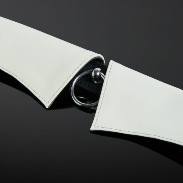 Photo Packshot Détail Attache Métal Collier Bondage Cuir Vernis Blanc