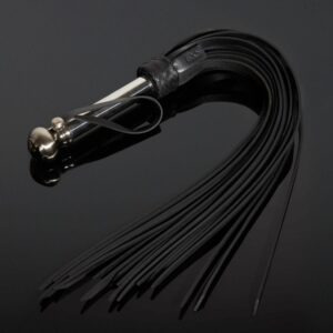 Packshot d'un Martinet en Cuir Noir avec Manche Argent