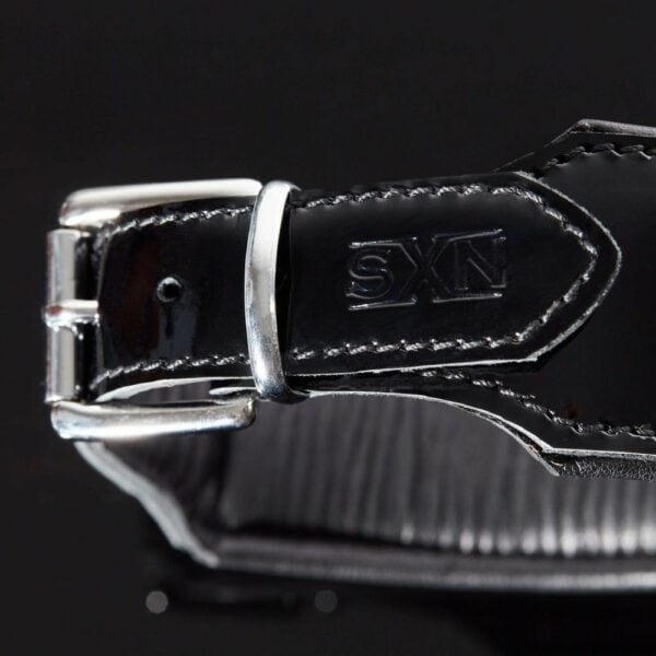 Packshot Chocker aus schwarzem Lackleder und O-Ring aus Metall