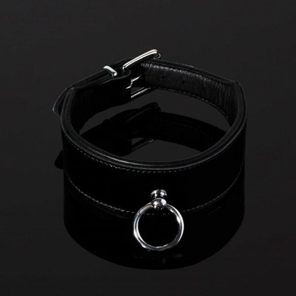 Packshot Chocker aus schwarzem Lackleder und O-Ring aus Metall