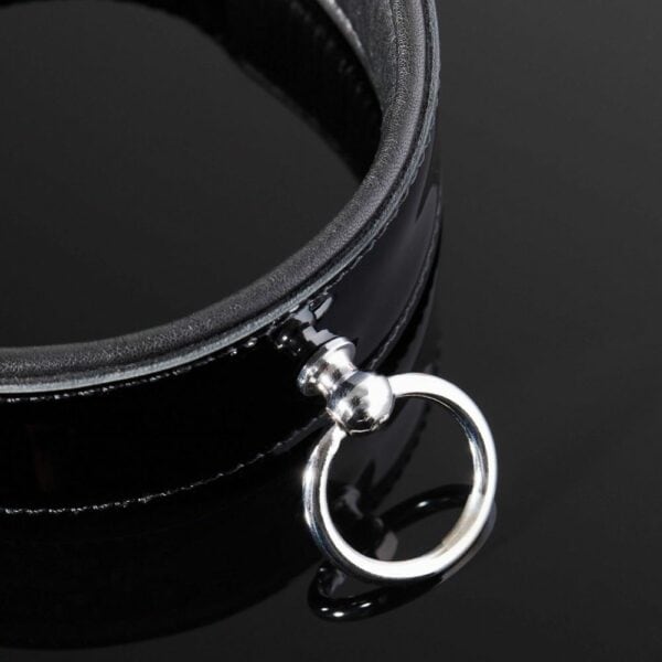 Packshot Detail O-Ring aus Metall des Chockers Leder Lack Schwarz