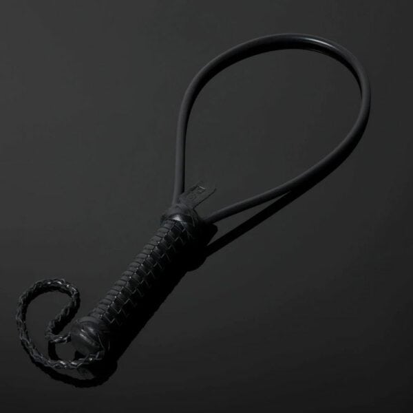 Packshot Rug Beater aus schwarzem Leder Silikon und Metall