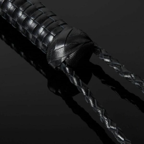 Packshot Rug Beater aus schwarzem Leder Silikon und Metall