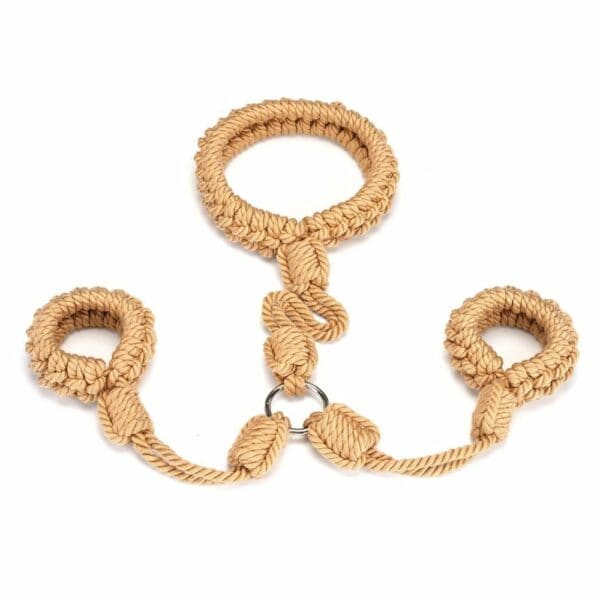 Ensemble de retenue BDSM en coton avec collier et menottes ajustables. Fixation sécurisée, anneau en argent résistant, parfait pour le shibari et le bondage raffiné.