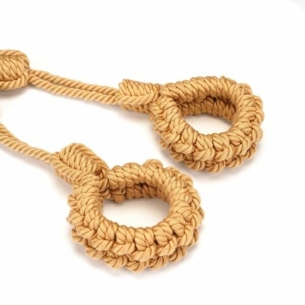 Ensemble de retenue BDSM en coton avec collier et menottes ajustables. Fixation sécurisée, anneau en argent résistant, parfait pour le shibari et le bondage raffiné.