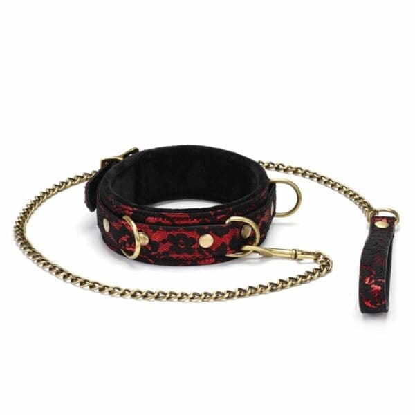 Collar bondage Victorian Garden de encaje negro y cuero vegano rojo, con detalles dorados y correa extraíble. Elegante, cómodo y ajustable, ideal para juegos BDSM refinados.
