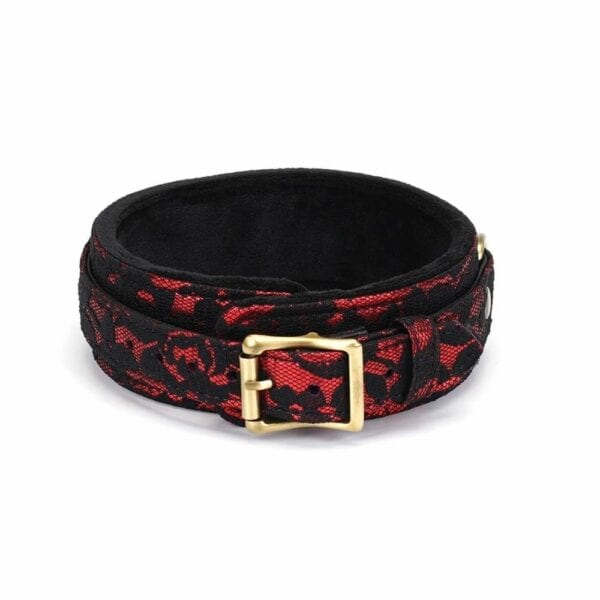 Collar bondage Victorian Garden de encaje negro y cuero vegano rojo, con detalles dorados y correa extraíble. Elegante, cómodo y ajustable, ideal para juegos BDSM refinados.