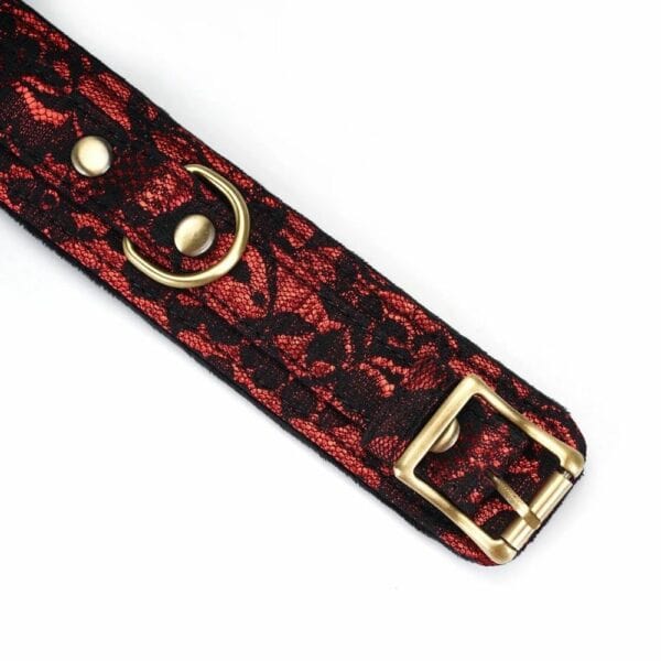 Collar bondage Victorian Garden de encaje negro y cuero vegano rojo, con detalles dorados y correa extraíble. Elegante, cómodo y ajustable, ideal para juegos BDSM refinados.