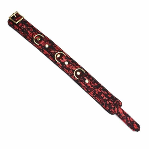 Collar bondage Victorian Garden de encaje negro y cuero vegano rojo, con detalles dorados y correa extraíble. Elegante, cómodo y ajustable, ideal para juegos BDSM refinados.
