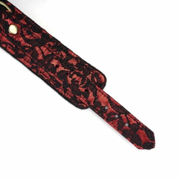 Collar bondage Victorian Garden de encaje negro y cuero vegano rojo, con detalles dorados y correa extraíble. Elegante, cómodo y ajustable, ideal para juegos BDSM refinados.