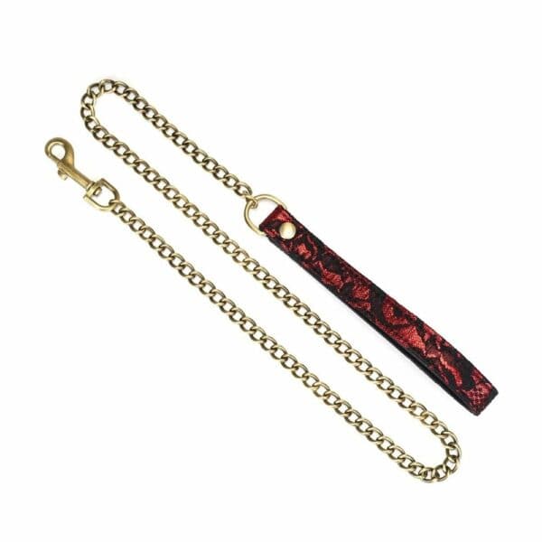 Collar bondage Victorian Garden de encaje negro y cuero vegano rojo, con detalles dorados y correa extraíble. Elegante, cómodo y ajustable, ideal para juegos BDSM refinados.