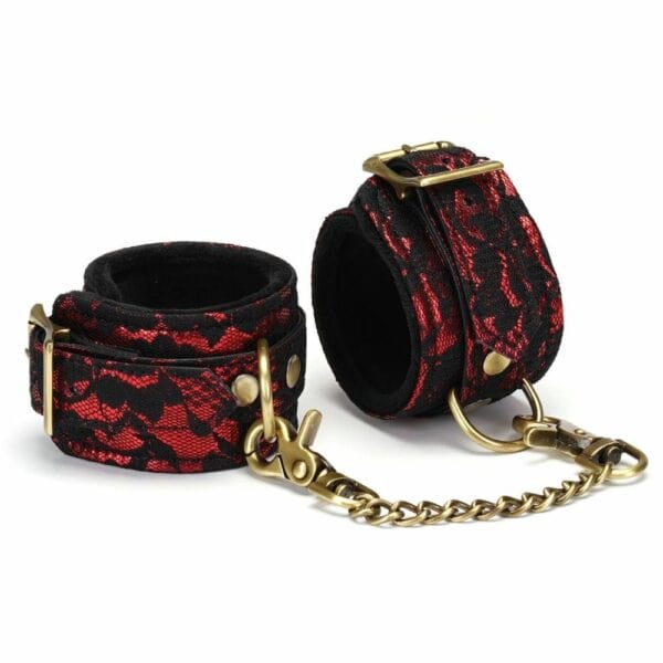 Esposas bondage Victorian Garden de cuero vegano rojo y encaje negro, con forro de piel sintética y detalles dorados. Cómodas, ajustables y unidas por una cadena desmontable.