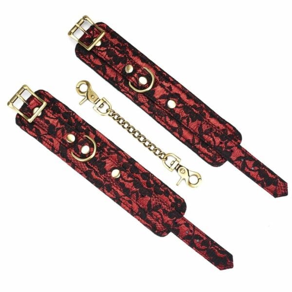 Esposas bondage Victorian Garden de cuero vegano rojo y encaje negro, con forro de piel sintética y detalles dorados. Cómodas, ajustables y unidas por una cadena desmontable.