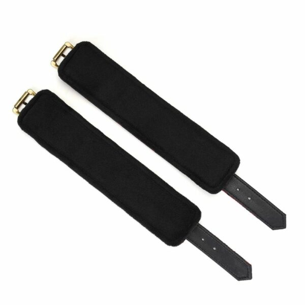 Esposas bondage Victorian Garden de cuero vegano rojo y encaje negro, con forro de piel sintética y detalles dorados. Cómodas, ajustables y unidas por una cadena desmontable.