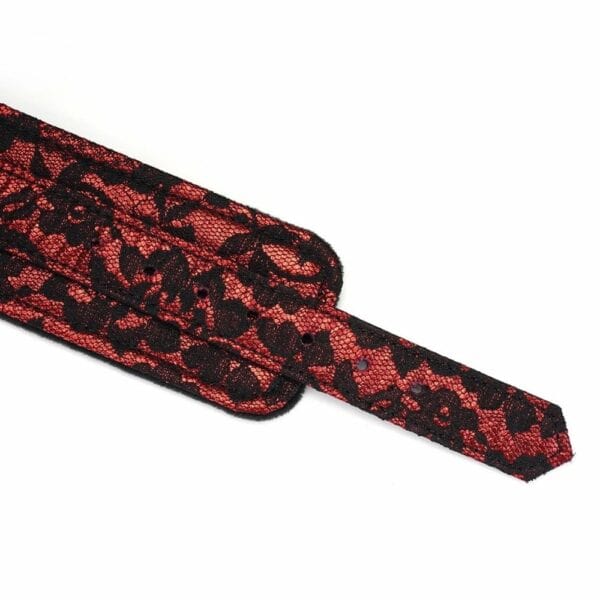 Esposas bondage Victorian Garden de cuero vegano rojo y encaje negro, con forro de piel sintética y detalles dorados. Cómodas, ajustables y unidas por una cadena desmontable.