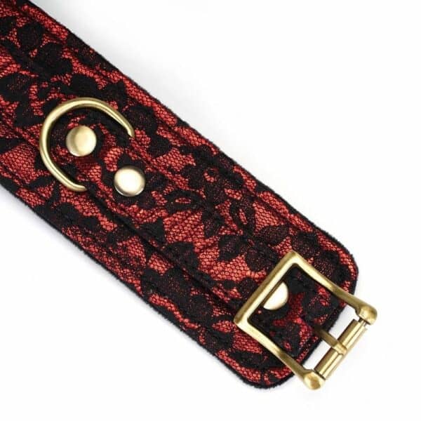 Esposas bondage Victorian Garden de cuero vegano rojo y encaje negro, con forro de piel sintética y detalles dorados. Cómodas, ajustables y unidas por una cadena desmontable.