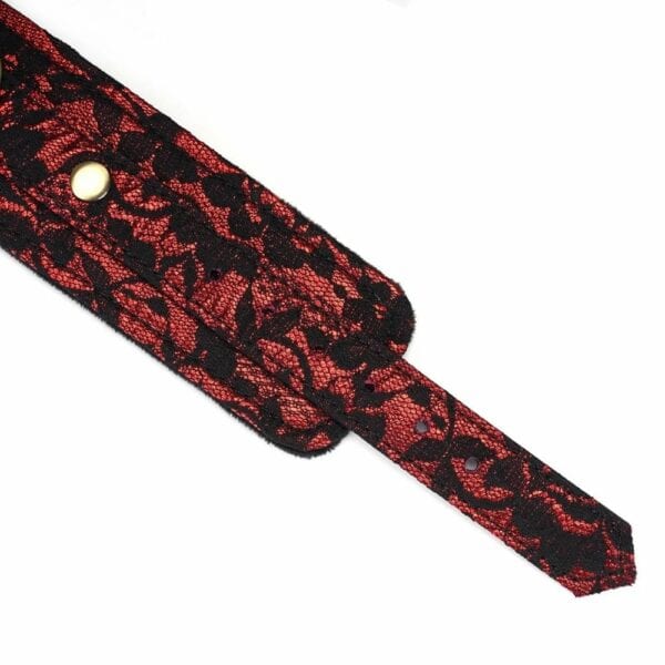 Esposas bondage Victorian Garden de cuero vegano rojo y encaje negro, con forro de piel sintética y detalles dorados. Cómodas, ajustables y unidas por una cadena desmontable.