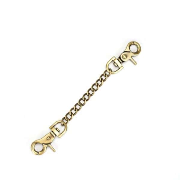 Esposas bondage Victorian Garden de cuero vegano rojo y encaje negro, con forro de piel sintética y detalles dorados. Cómodas, ajustables y unidas por una cadena desmontable.
