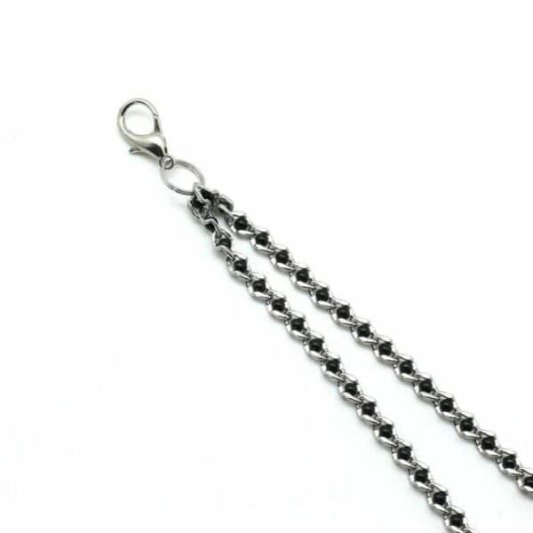 Chaîne avec pinces à tétons couleur argent et perles noires, idéal pour le BDSM. Pinces réglables avec embouts en caoutchouc. Clip à dégagement rapide compatible avec différents colliers. Fabriqué en Chine.