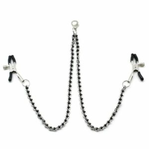 Chaîne avec pinces à tétons couleur argent et perles noires, idéal pour le BDSM. Pinces réglables avec embouts en caoutchouc. Clip à dégagement rapide compatible avec différents colliers. Fabriqué en Chine.