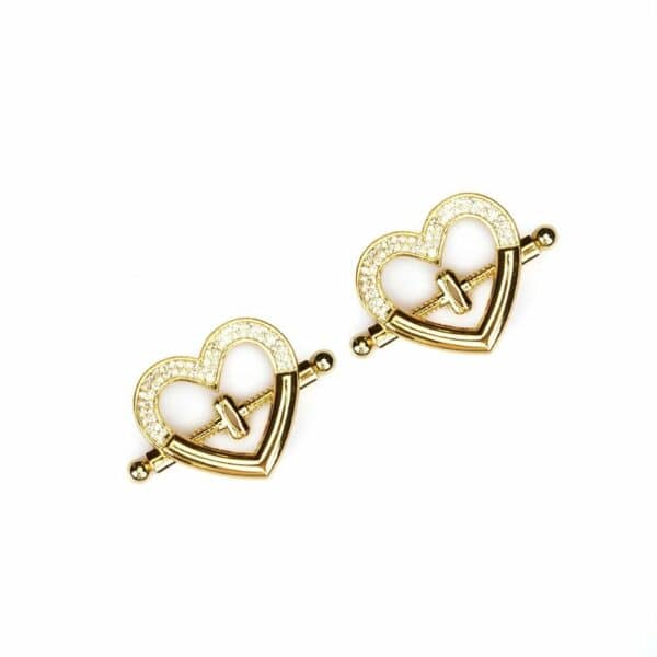 Pinces à tétons en forme de cœur LIEBE SEELE, artisanales et de haute qualité. Faciles à utiliser, sans odeur, idéales pour intensifier les sensations. Parfaites pour les jeux BDSM et de rôle. Fabriquées au Japon.